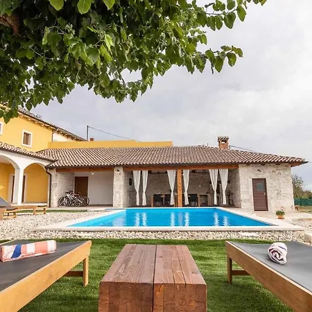 Villa Rustical Countryside With Swimming Pool In Sveti Lovrec