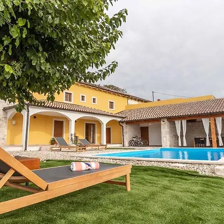 Villa Rustical Countryside With Swimming Pool In Sveti Lovrec